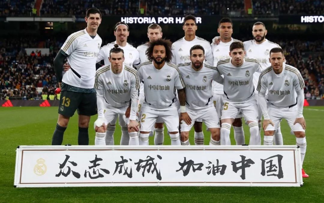 你要跳舞吗？非洲杯半场，一位摄像大哥随着音乐在雨中热舞（非洲杯中场，雨中摄像师随音乐跳嗨了）