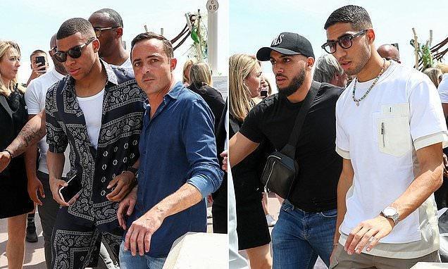 德甲生涯第10次戴帽，凯恩赛后将比赛用球带走收藏（凯恩德甲生涯第10次上演帽子戏法，赛后捧走比赛用球留作纪念）