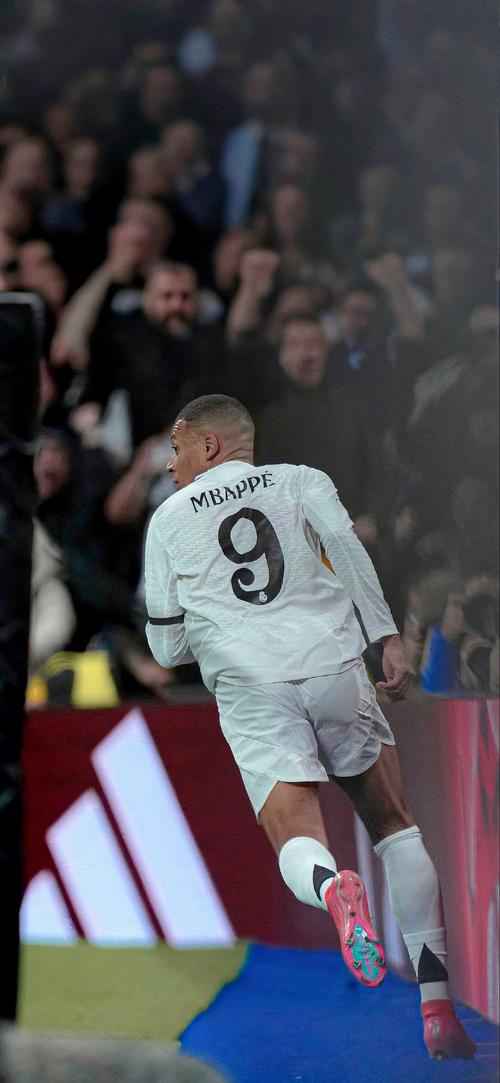 足球中超球队前锋脚踝受伤，赛季恐报销