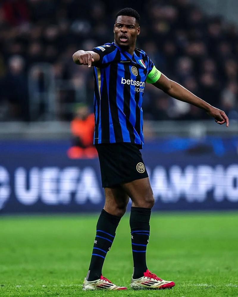 为国征战，感谢有你！国足官方为刚刚退役的尹鸿博送上祝福（国足官方送别尹鸿博：感谢为国而战，祝福踏上新程）