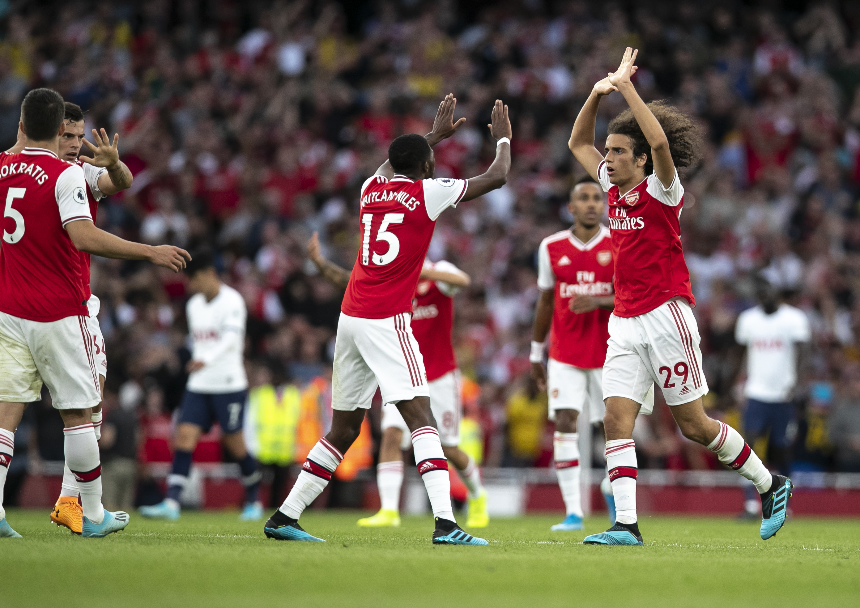 北京国安足协杯夺冠，法比奥荣膺金靴，球员拼尽全力，彰显拼搏精神。（北京国安问鼎足协杯，法比奥夺金靴，众将拼尽全力诠释拼搏精神）