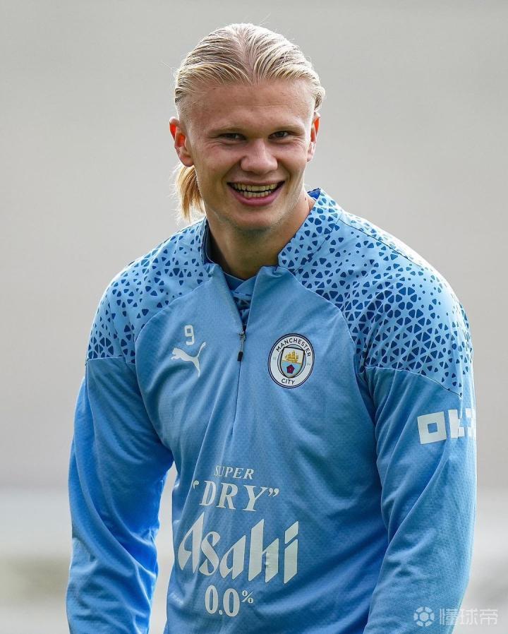 球队集体围着他庆祝太治愈