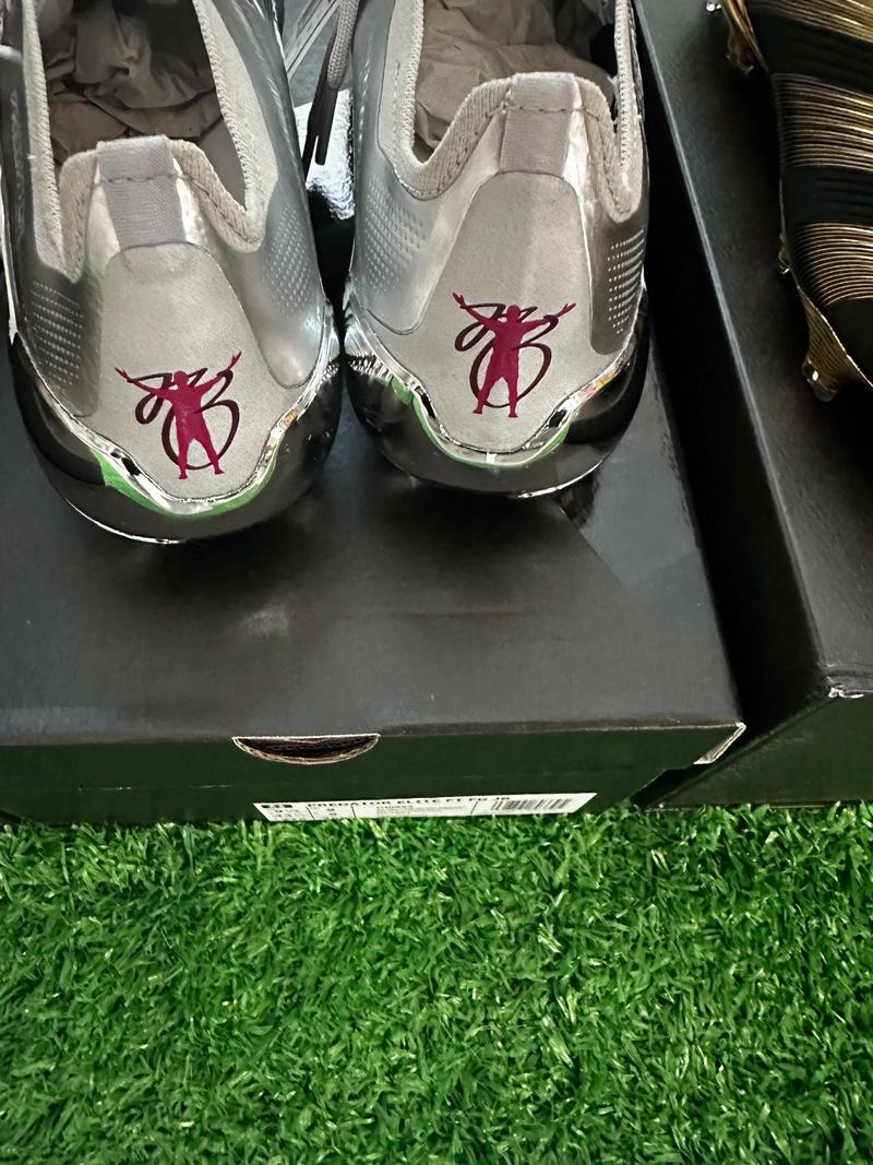 曼联、利物浦近五轮各1胜，英超积分榜曼联积22分，领先利物浦。（英超近五轮曼联与利物浦各仅一胜，曼联22分暂压利物浦）