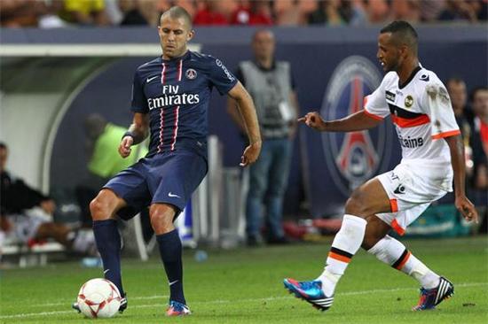 足球世界杯主题周边开售，球迷抢购（世界杯足球周边上新，球迷热购）