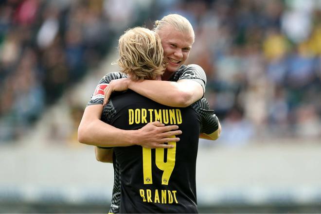 某国脚飞行十小时赶回备战