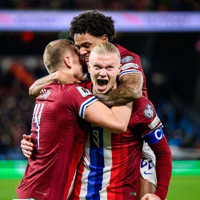 三连冠！上海海港加冕2025赛季中超冠军，摘下队史中超第四星（上海海港三连霸！加冕2025中超王者，队史第四星闪耀）