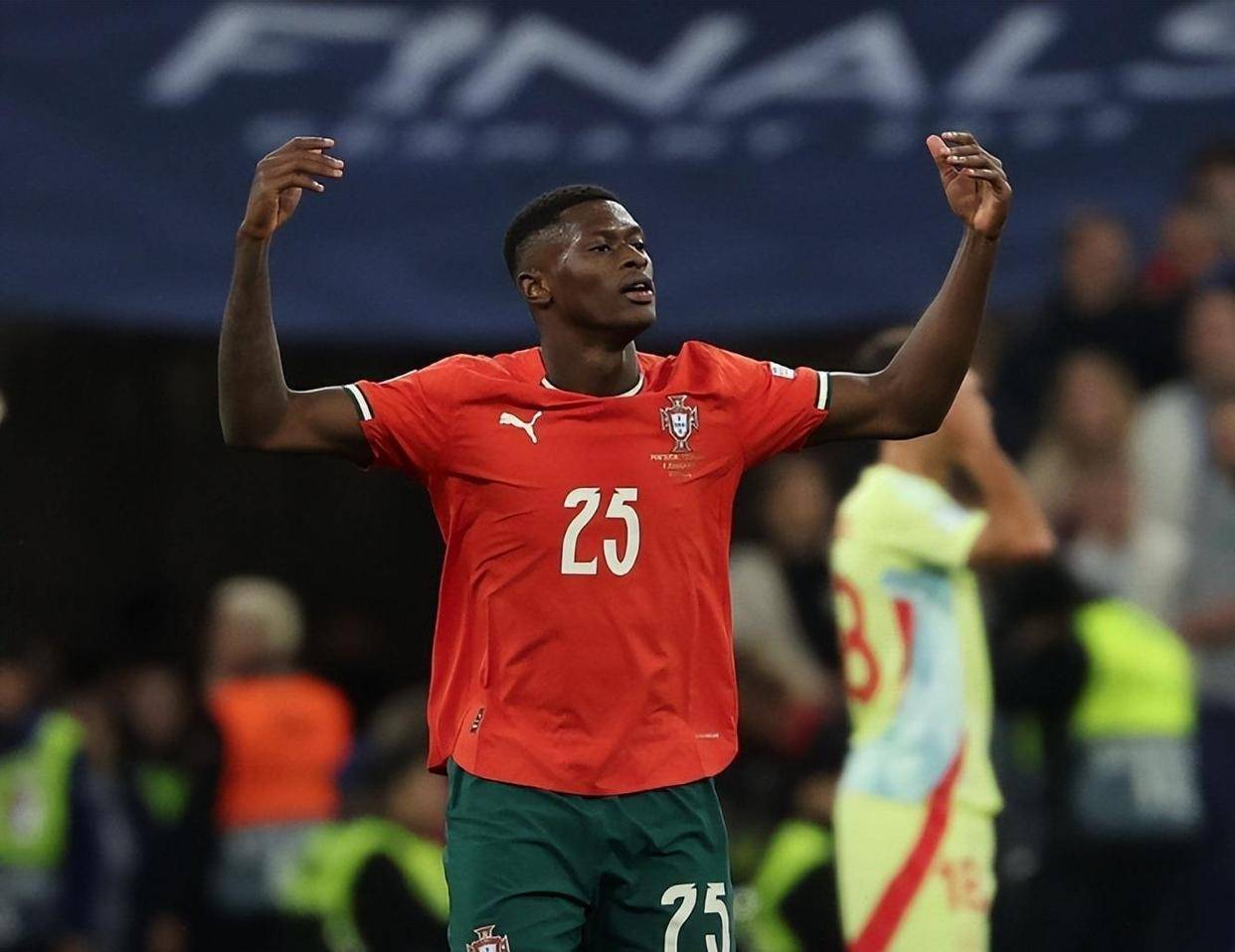 巴特萨基还没来不及走到替补席跟教练击掌普利西奇就完成了进球！