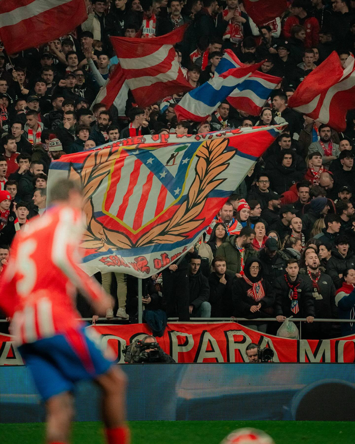 诺伊尔：没考虑重返德国队，希望活在当下和拜仁一起奋斗（诺伊尔：暂不考虑重返国家队，专注当下，与拜仁并肩奋战）