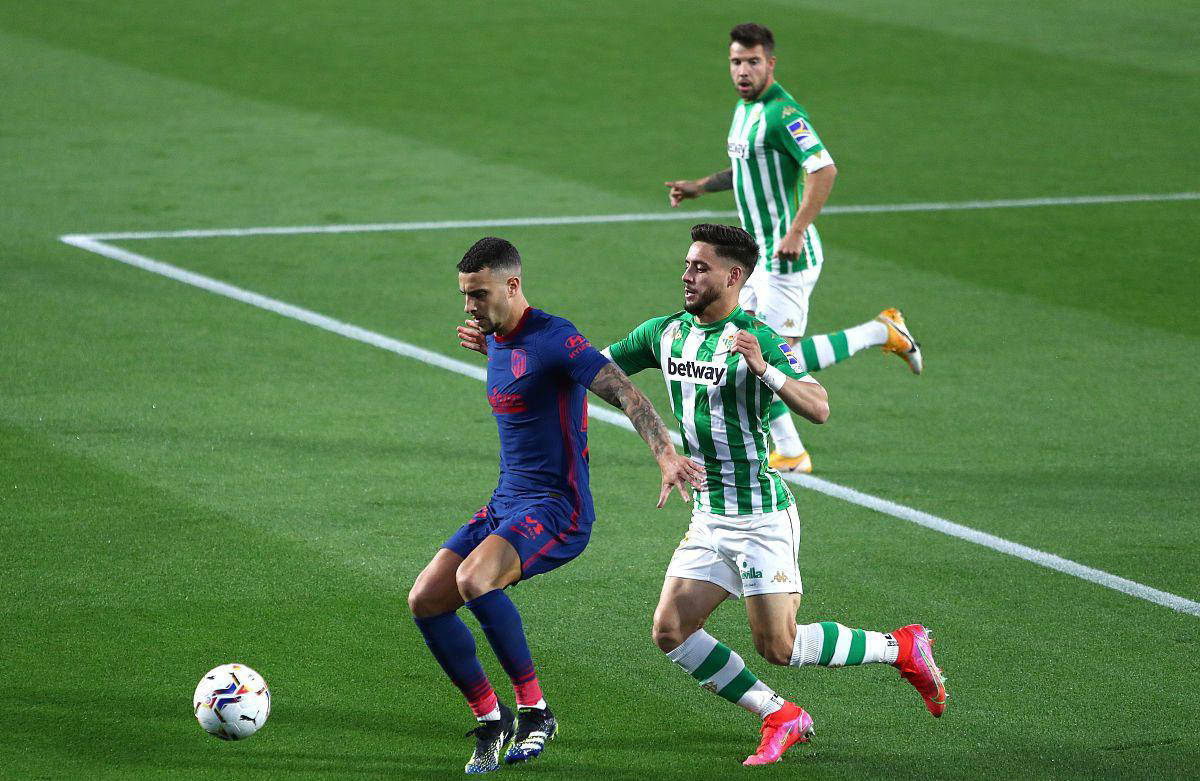 横看成岭侧成峰，乔治娜晒出差照秀出傲人身材